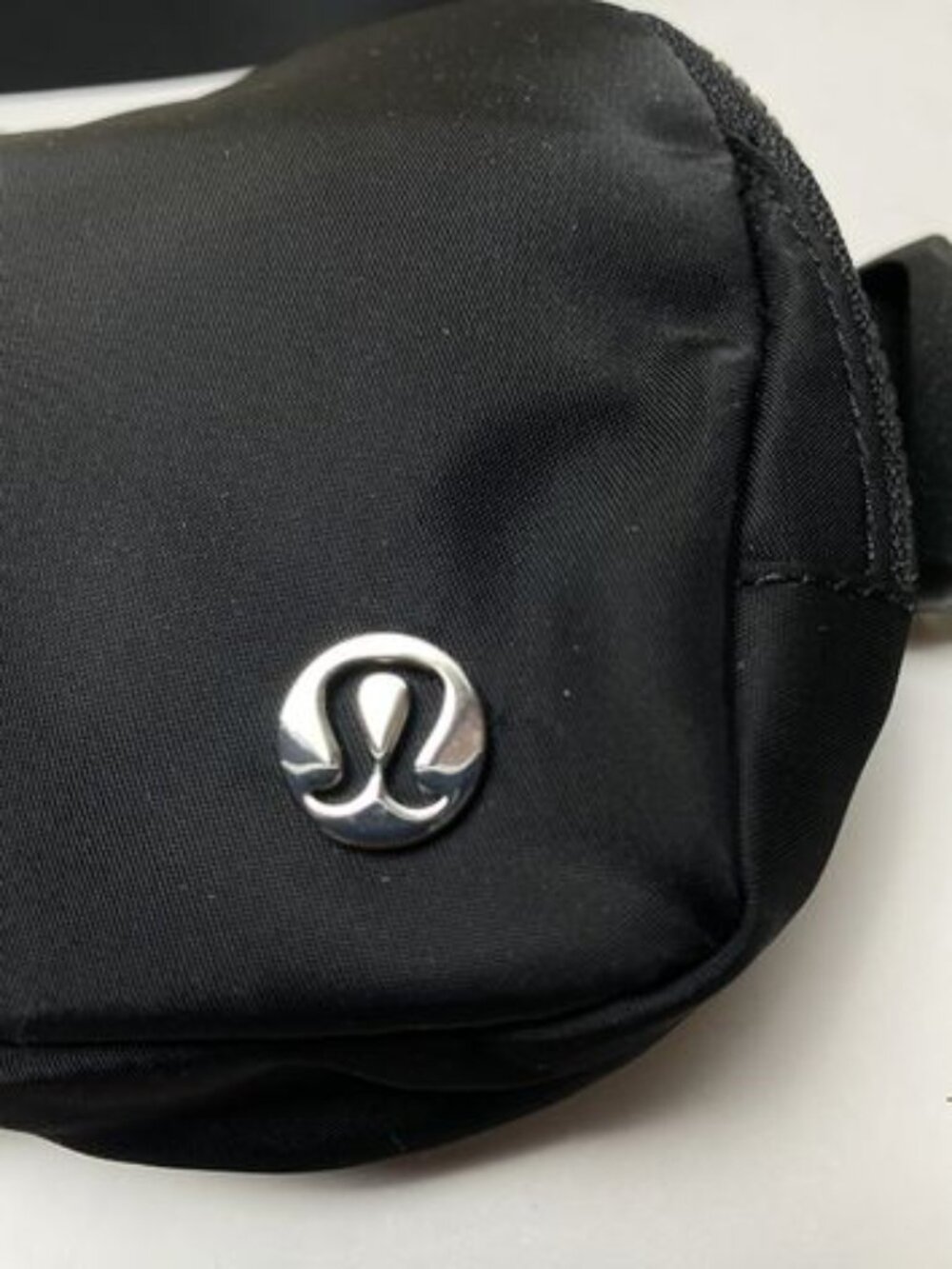 Lululemon Black Everywhere Belt Bag - Picture 4 of 7